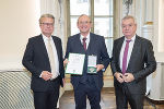 LH Christopher Drexler (l.) und LH-Stv. Anton Lang (r.) überreichten das Große Ehrenzeichen des Landes Steiermark an Johann Pfeifer