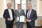 LH Christopher Drexler (l.) und LH-Stv. Anton Lang (r.) überreichten das Große Ehrenzeichen des Landes Steiermark an Rudolf Wabnegg