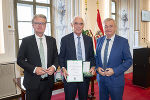 LH Christopher Drexler (l.) und LH-Stv. Anton Lang (r.) überreichten das Große Goldene Ehrenzeichen des Landes Steiermark an Stefan Stolitzka