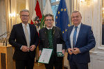 LH Christopher Drexler (li.) und LH-Stv. Anton Lang (re.) gratulierten Bgm. a. D. Friedrich Fledl (Gemeinde Gaal/Bezirk Murtal) zum Großen Ehrenzeichen des Landes Steiermark