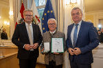 LH Christopher Drexler (li.) und LH-Stv. Anton Lang (re.) gratulierten Bgm. a. D. Franz Hierzer (Gemeinde Gabersdorf) zum Großen Ehrenzeichen des Landes Steiermark