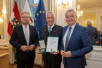 LH Christopher Drexler (li.) und LH-Stv. Anton Lang (re.) gratulierten Bgm. a. D. Dietmar Tschiggerl (Marktgemeinde Halbenrain) zum Großen Ehrenzeichen des Landes Steiermark