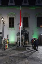 Flaggenparade im Landhaushof