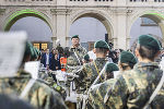 Flaggenparade im Landhaushof