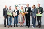 Besuch anlässlich des „Tag des Apfels“: Herbert Muster, Manfred Reisenhofer, Elisabeth Vukits, Obstkönigin Kristin I., LH Christopher Drexler, LR Simone Schmiedtbauer und Manfred Kohlfürst (v.l.)