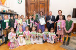 Bildungslandesrat Werner Amon gratulierte den Schülerinnen und Schülern der 3. Klasse der Volksschule Bad Aussee zum Sieg beim Schulwettbewerb „Erzherzog Johann & die Steiermark“.