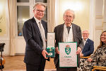 LH Christopher Drexler (l.) überreichte Peter Handke (r.) das Große Goldene Ehrenzeichen des Landes Steiermark mit dem Stern. © Land Steiermark/Robert Binder; Verwendung bei Quellenangabe honorarfrei