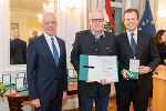 Sportfunktionärsehrung 2024: ASKÖ-Präsident Gerhard Widmann (l.) und LR Karlheinz Kornhäusl (r.) zeichneten Friedrich Fleischmann aus.