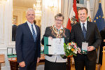 Sportfunktionärsehrung 2024: ASKÖ-Präsident Gerhard Widmann (l.) und LR Karlheinz Kornhäusl (r.) zeichneten Gerit Etschmeyer aus.