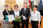 Sportfunktionärsehrung 2024: ASVÖ-Vizepräsidentin Jasmin Überbacher (l.) und LR Karlheinz Kornhäusl (r.) zeichneten Christa Pollross aus.