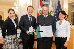 Sportfunktionärsehrung 2024: ASVÖ-Vizepräsidentin Jasmin Überbacher (l.) und LR Karlheinz Kornhäusl (r.) zeichneten Johann Pink aus.