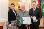 Sportfunktionärsehrung 2024: ASVÖ-Vizepräsidentin Jasmin Überbacher (l.) und LR Karlheinz Kornhäusl (r.) zeichneten Heinrich Stiboller aus.