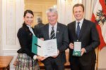 Sportfunktionärsehrung 2024: ASVÖ-Vizepräsidentin Jasmin Überbacher (l.) und LR Karlheinz Kornhäusl (r.) zeichneten Alfred Taucher aus.