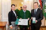 Sportfunktionärsehrung 2024: ASVÖ-Vizepräsidentin Jasmin Überbacher (l.) und LR Karlheinz Kornhäusl (r.) zeichneten Reinhold Haring aus.