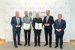 Manfred Walch (2.v.l.) und Florian Waldner (M.) bekamen von LH Christopher Drexler, LH-Stv. Anton Lang und LR Werner Amon ihre Pensionsdekrete überreicht. © Land Steiermark/Robert Binder; Verwendung bei Quellenangabe honorarfrei