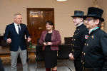 LH Kunasek und LH-Stv. Manuela Khom bekamen Besuch von den steirischen Rauchfangkehrern.