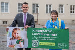 Bildungslandesrat Stefan Hermann sowie Landeshauptmann-Stellvertreterin Manuela Khom erinnern an den erfolgten Start des Kinderportals. © Foto: Land Steiermark/Resch; bei Quellenangabe honorarfrei