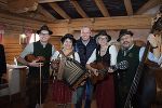 Landeshauptmann Mario Kunasek mit den Musikanten beim Empfang auf der Schafalm