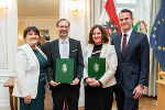 LR Stefan Hermann (re.) und LH-Stv. Manuela Khom (li.) überreichten Johannes Mindler-Steiner (Afro-Asiatisches-Institut Graz) und Doris Reiter (WIST-Steiermark und Soziale Projekte Steiermark) den Menschenrechtspreis des Landes Steiermark 2024. 