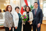 LR Stefan Hermann (re.), LADin Brigitte Scherz-Schaar und LH-Stv. Manuela Khom überreichten Doris Reiter (v.l.) für ihr unermüdliches Engagement den Menschenrechtspreis des Landes Steiermark 2024. 