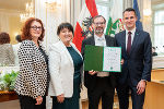 LR Stefan Hermann (re.), LADin Brigitte Scherz-Schaar und LH-Stv. Manuela Khom überreichten Johannes Mindler-Steiner vom Afro-Asiatischen Institut Graz (v.l.) den Menschenrechtspreis des Landes Steiermark 2024. 