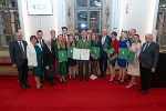 Verleihung der Josef Krainer-Preise 2025 in der Aula der Alten Universität: Landtagspräsident Gerald Deutschmann, Landeshauptmann-Stellvertreterin Manuela Khom und Steirisches Gedenkwerk-Obmann Gerald Schöpfer mit den Ausgezeichneten.