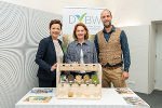 Unser Boden - eine Ressource, die schützt: Landesrätin Simone Schmiedtbauer (M.) präsentierte gemeinsam LWK-Vizepräsidentin Maria Pein und Jochen Buchmaier von Humus+ steirische Maßnahmen gegen Klimafolgen durch Boden- und Wasserschutz. © Land Steiermark/Robert Binder; Verwendung bei Quellenangabe honorarfrei Unser Boden - eine Ressource, die schützt: Landesrätin Simone Schmiedtbauer (M.) präsentierte gemeinsam LWK-Vizepräsidentin Maria Pein und Jochen Buchmaier von Humus+ steirische Maßnahmen gegen Klimafolgen durch Boden- und Wasserschutz. © Land Steiermark/Robert Binder; Verwendung bei Quellenangabe honorarfrei