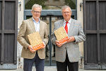 Landesarchivdirektor Gernot Peter Obersteiner (l.) und Herausgeber Josef Riegler (r.) präsentieren die „Geschichte und Topographie des Bezirkes Graz-Umgebung“ © Land Steiermark/ Binder Landesarchivdirektor Gernot Peter Obersteiner (l.) und Herausgeber Josef Riegler (r.) präsentieren die „Geschichte und Topographie des Bezirkes Graz-Umgebung“ © Land Steiermark/ Binder